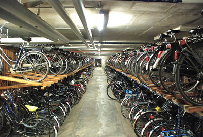 804830 Interieur van een fietsenstalling onder het Centraal Station (Stationsplein) te Utrecht.